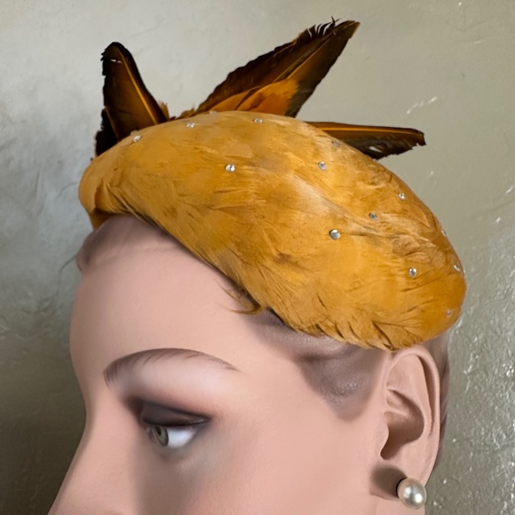 ENTHRALLING 1950s\' GOLD COLORED  FEATHER COCKTAIL HAT WITH FEATHER \